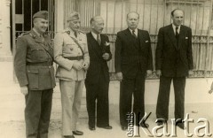 20.04.1944, Tel-Aviv, Palestyna.
Zdjęcie pamiątkowe z zakończenia kursu administracyjnego zorganizowanego dla oficerów 2 Korpusu Polskiego. Drugi z lewej generał brygady Wacław Przeździecki.
Fot. NN, zbiory Ośrodka KARTA, Pogotowie Archiwalne [PA_033], przekazał Piotr Balcer