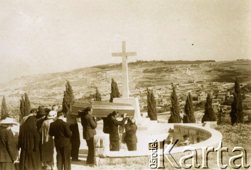 1945, Palestyna.
Żołnierze 2 Korpusu Polskiego. Uroczystości pogrzebowe zmarłego kapitana Szporka.
Fot. NN, zbiory Ośrodka KARTA, Pogotowie Archiwalne [PA_033], udostępnił Piotr Balcer