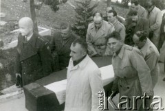 1945, Palestyna.
Żołnierze 2 Korpusu Polskiego. Uroczystości pogrzebowe zmarłego kapitana Szporka.
Fot. NN, zbiory Ośrodka KARTA, Pogotowie Archiwalne [PA_033], udostępnił Piotr Balcer