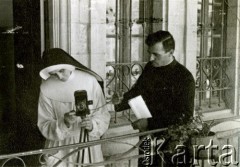 Sierpień 1944, Jerozolima, Palestyna.
2 Korpus Polski, siostra Łucja z księdzem Stefanem Pawlakiem.
Fot. NN, zbiory Ośrodka KARTA, Pogotowie Archiwalne [PA_033], udostępnił Piotr Balcer