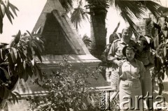 Sierpień 1944, Karmel, Palestyna.
Żołnierze 2 Korpusu Polskiego. Zdjęcia z wycieczki. Na tle pominika pomordowanych Francuzów podpułkownik Światkowski wraz z ochotniczkami: Habowską i Szepelak.
Fot. NN, zbiory Ośrodka KARTA, Pogotowie Archiwalne [PA_033], udostępnił Piotr Balcer