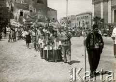 Czerwiec 1944, Jaffa, Palestyna.
2 Korpus Polski. Procesja w święto Bożego Ciała, wśród zgromadzonych harcerze z polskich ośrodków i żołnierze.
Fot. NN, zbiory Ośrodka KARTA, Pogotowie Archiwalne [PA_033], przekazał Piotr Balcer