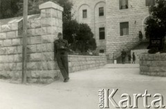 Styczeń 1944, Nazaret, Palestyna.
Żołnierze 2 Korpusu Polskiego, przed wejściem do Kościoła Św. Rodziny stoi podpułkownik Adam Lipiński.
Fot. NN, zbiory Ośrodka KARTA, Pogotowie Archiwalne [PA_033], przekazał Piotr Balcer