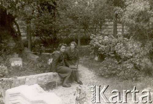 Styczeń 1944, Nazaret, Palestyna.
2 Korpus Polski. Młodsze Ochotniczki, uczennice Szkoły Młodszych Ochotniczek w Nazarecie: Zdzisława Przygodzka i Halina Kwiatkowska.
Fot. NN, zbiory Ośrodka KARTA, Pogotowie Archiwalne [PA_033], przekazał Piotr Balcer