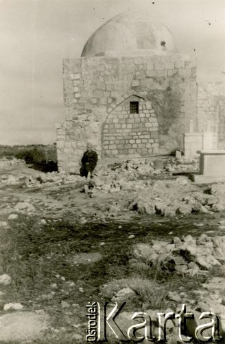 06.01.1944, Betlejem, Palestyna.
Jeden z żołnierzy 2 Korpusu Polskiego przy grobowcu Racheli w pobliżu Betlejem.
Fot. NN, zbiory Ośrodka KARTA, Pogotowie Archiwalne [PA_033], przekazał Piotr Balcer
