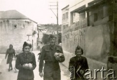 Styczeń 1944, Nazaret, Palestyna.
Żołnierze 2. Korpusu Polskiego. Na zdjęciu z zakupami podpułkownik Adam Lipiński w towarzystwie Zdzisławy Przygodzkiej i Haliny Kwiatkowskiej, uczennic Szkoły Młodszych Ochotniczek, wcześniej Szkoły Junaczek założonej pod dowództwem Teodory Sychowskiej.
Fot. NN, zbiory Ośrodka KARTA, Pogotowie Archiwalne [PA_033], przekazał Piotr Balcer