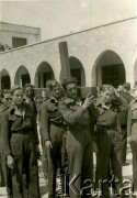 30.03.1945, Jerozolima, Palestyna.
Żołnierze 2 Korpusu Polskiego. Uroczystości Drogi Krzyżowej prowadzonej ulicami miasta. Na zdjęciu uczniowie Junackiej Szkoły Kadetów.
Fot. NN, zbiory Ośrodka KARTA, Pogotowie Archiwalne [PA_033], przekazał Piotr Balcer
