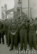 30.03.1945, Jerozolima, Palestyna.
Żołnierze 2. Korpusu Polskiego. Przygotowania do uroczystości Drogi Krzyżowej prowadzonej ulicami miasta. Na zdjęciu uczniowie Junackiej Szkoły Kadetów, gdzie uczyły się dzieci i młodzież Polska. towarzyszące formującej się na Wschodzie armii.
Fot. NN, zbiory Ośrodka KARTA, Pogotowie Archiwalne [PA_033], przekazał Piotr Balcer