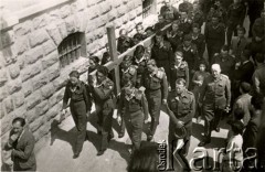 30.03.1945, Jerozolima, Palestyna.
Żołnierze 2. Korpusu Polskiego. Uroczystości Drogi Krzyżowej prowadzonej ulicami miasta. Krzyż niesiony jest przez kadetów Szkoły Junackiej założonej przy formującej się armii.
Fot. NN, zbiory Ośrodka KARTA, Pogotowie Archiwalne [PA_033], przekazał Piotr Balcer