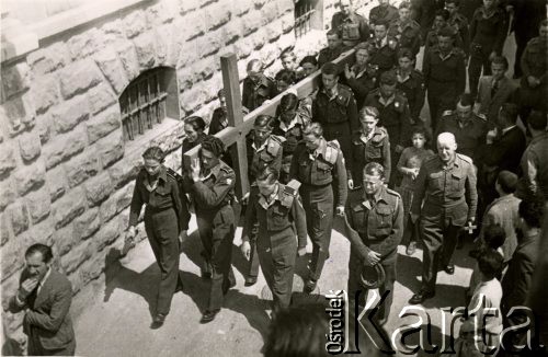 30.03.1945, Jerozolima, Palestyna.
Żołnierze 2. Korpusu Polskiego. Uroczystości Drogi Krzyżowej prowadzonej ulicami miasta. Krzyż niesiony jest przez kadetów Szkoły Junackiej założonej przy formującej się armii.
Fot. NN, zbiory Ośrodka KARTA, Pogotowie Archiwalne [PA_033], przekazał Piotr Balcer