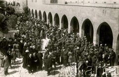 30.03.1945, Jerozolima, Palestyna.
Żołnierze 2 Korpusu Polskiego wraz z rodzinami i harcerzami ze szkół polskich w oczekiwaniu na uroczystości Drogi Krzyżowej prowadzonej ulicami miasta. 
Fot. NN, zbiory Ośrodka KARTA, Pogotowie Archiwalne [PA_033], przekazał Piotr Balcer