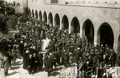 30.03.1945, Jerozolima, Palestyna.
Żołnierze 2 Korpusu Polskiego wraz z rodzinami i harcerzami ze szkół polskich w oczekiwaniu na uroczystości Drogi Krzyżowej prowadzonej ulicami miasta. 
Fot. NN, zbiory Ośrodka KARTA, Pogotowie Archiwalne [PA_033], przekazał Piotr Balcer