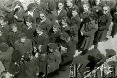 30.03.1945, Jerozolima, Palestyna.
Żołnierze 2 Korpusu Polskiego. Uroczystości Drogi Krzyżowej prowadzonej ulicami miasta. Na zdjęciu uczennice szkoły polskiej w Jerozolimie. 
Fot. NN, zbiory Ośrodka KARTA, Pogotowie Archiwalne [PA_033], przekazał Piotr Balcer