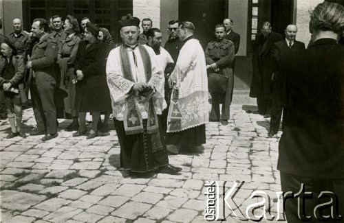 30.03.1945, Jerozolima, Palestyna.
2 Korpus Polski. Uroczystości Drogi Krzyżowej prowadzonej ulicami miasta przez wojkowych wraz z polską młodzieżą harcerską. Na zdjęciu ksiądz kanonik Stefan Pietruszka, m.in. duszpasterz polskiej szkoły w Jerozolimie.
Fot. NN, zbiory Ośrodka KARTA, Pogotowie Archiwalne [PA_033], przekazał Piotr Balcer