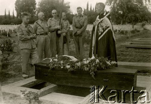 1945, Palestyna.
2 Korpus Polski. Pogrzeb kapitana Polskiego.
Fot. NN, zbiory Ośrodka KARTA, Pogotowie Archiwalne [PA_033], przekazał Piotr Balcer