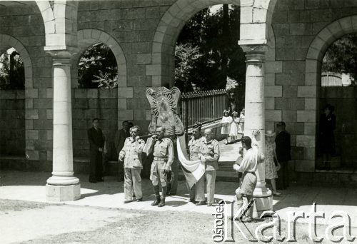 30.05.1945, Jerozolima, Palestyna.
2 Korpus Polski. Procesja Bożego Ciała, w której uczestniczyli żołnierze. Żołnierze niosący obraz Matki Ostrobramskiej ufundowany przez wojskowych z Tel-Avivu, namalowany przez Wasikowskiego.
Fot. NN, zbiory Ośrodka KARTA, Pogotowie Archiwalne [PA_033], przekazał Piotr Balcer