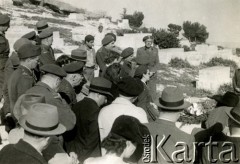 1945, Palestyna.
Żołnierze 2 Korpusu Polskiego. Pogrzeb kapitana Hamnera. Wśród zebranych, zwrócony w stronę obiektywu, w okularach podpułkownik Adam Lipiński.
Fot. NN, zbiory Ośrodka KARTA, Pogotowie Archiwalne [PA_033], przekazał Piotr Balcer