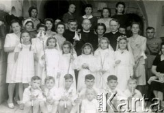 1945, Palestyna.
Pierwsza komunia święta. Dzieci z polskiej szkoły.
Fot. NN, zbiory Ośrodka KARTA, Pogotowie Archiwalne [PA_033], przekazał Piotr Balcer