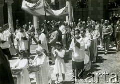 30.05.1945, Jerozolima, Palestyna.
Procesja Bożego Ciała, w której brali udział żołnierze 2 Korpusu Polskiego i uchodźcy z Polski.
Fot. NN, zbiory Ośrodka KARTA, Pogotowie Archiwalne [PA_033], przekazał Piotr Balcer