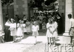 30.05.1945, Jerozolima, Palestyna.
2 Korpus Polski. Procesja Bożego Ciała, w której brali udział żołnierze i uchodźcy z Polski. Na pierwszym planie dziewczynki sypiące kwiaty.
Fot. NN, zbiory Ośrodka KARTA, Pogotowie Archiwalne [PA_033], przekazał Piotr Balcer