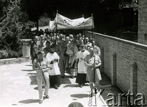 30.05.1945, Jerozolima, Palestyna.
2 Korpus Polski. Procesja Bożego Ciała, w której brali udział żołnierze i uchodźcy z Polski.
Fot. NN, zbiory Ośrodka KARTA, Pogotowie Archiwalne [PA_033], przekazał Piotr Balcer
