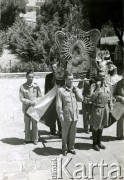 30.05.1945, Jerozolima, Palestyna.
2 Korpus Polski. Procesja Bożego Ciała, w której uczestniczyli żołnierze. Niesiony jest obraz Matki Ostrobramskiej ufundowany przez polskich żołnierzy z Tel-Avivu, namalowany przez Wasikowskiego.
Fot. NN, zbiory Ośrodka KARTA, Pogotowie Archiwalne [PA_033], przekazał Piotr Balcer