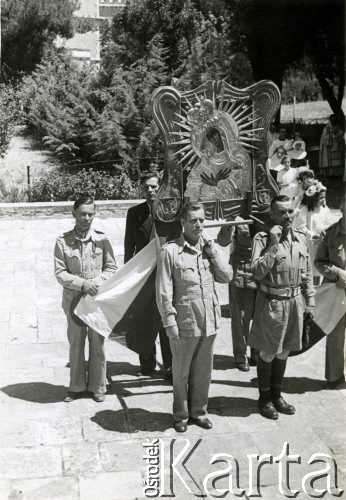 30.05.1945, Jerozolima, Palestyna.
2 Korpus Polski. Procesja Bożego Ciała, w której uczestniczyli żołnierze. Niesiony jest obraz Matki Ostrobramskiej ufundowany przez polskich żołnierzy z Tel-Avivu, namalowany przez Wasikowskiego.
Fot. NN, zbiory Ośrodka KARTA, Pogotowie Archiwalne [PA_033], przekazał Piotr Balcer
