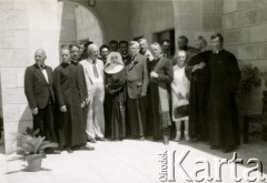 29.07.1945, Palestyna.
Goście prymicji kapłańskich. Wśród zebranych w pierwszym rzędzie w białym stroju Szambelan Waligóra, trzeci z prawej ksiądz kanonik Stefan Pietruszka, za nim podpułkownik Adam Lipiński.
Fot. NN, zbiory Ośrodka KARTA, Pogotowie Archiwalne [PA_033], przekazał Piotr Balcer