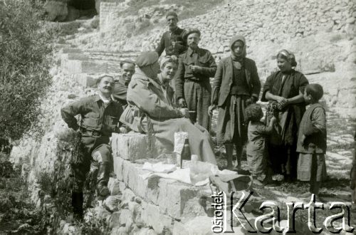 Marzec 1945, Mar Saba, Palestyna.
2 Korpus Polski. Pomiędzy oficerami miejscowa ludność.
Fot. NN, zbiory Ośrodka KARTA, Pogotowie Archiwalne [PA_033], udostępnił Piotr Balcer