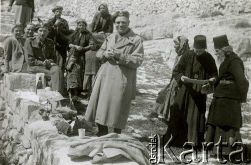 Marzec 1945, Mar Saba, Palestyna.
Żołnierze 2 Korpusu Polskiego. Pomiędzy oficerami ludność miejscowa. Pierwszy z lewej — podpułkownik Adam Lipiński.
Fot. NN, zbiory Ośrodka KARTA, Pogotowie Archiwalne [PA_033], udostępnił Piotr Balcer