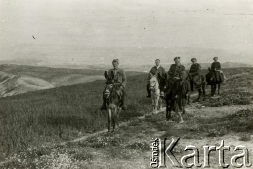 Marzec 1945, Mar Saba, Palestyna.
2 Korpus Polski. Wycieczka zorganizowana dla oficerów  i ich rodzin.
Fot. NN, zbiory Ośrodka KARTA, Pogotowie Archiwalne [PA_033], udostępnił Piotr Balcer