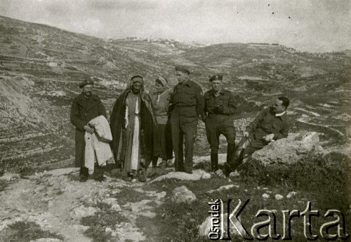 Marzec 1945, Mar Saba, Palestyna.
2 Korpus Polski. Jedna z wycieczek organizowana dla żołnierzy, na zdjęciu oficerowie z tubylcem.
Fot. NN, zbiory Ośrodka KARTA, Pogotowie Archiwalne [PA_033], udostępnił Piotr Balcer