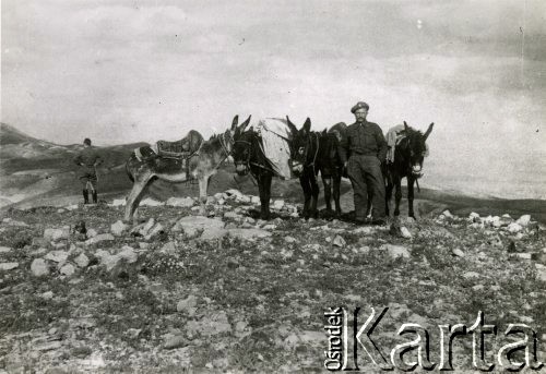 Marzec 1945, Mar Saba, Palestyna.
2 Korpus Polski. Jeden z oficerów w czasie postoju na wycieczce.
Fot. NN, zbiory Ośrodka KARTA, Pogotowie Archiwalne [PA_033], udostępnił Piotr Balcer