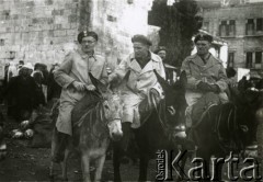 Marzec 1945, Mar Saba, Palestyna.
2 Korpus Polski. Wycieczka zorganizowana dla oficerów, pierwszy z lewej podpułkownik Adam Lipiński. 
Fot. NN, zbiory Ośrodka KARTA, Pogotowie Archiwalne [PA_033], udostępnił Piotr Balcer