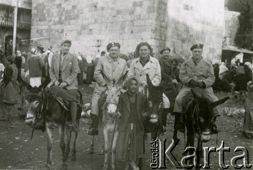 Marzec 1945, Mar Saba, Palestyna.
Żołnierze 2 Korpusu Polskiego wraz z bliskimi, drugi z lewej podpułkownik Adam Lipiński. 
Fot. NN, zbiory Ośrodka KARTA, Pogotowie Archiwalne [PA_033], udostępnił Piotr Balcer