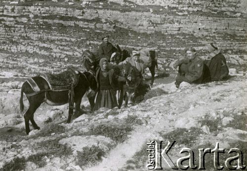 Marzec 1945, Mar Saba, Palestyna.
2 Korpus Polski. Wycieczka zorganizowana dla oficerów i ich rodzin.
Fot. NN, zbiory Ośrodka KARTA, Pogotowie Archiwalne [PA_033], udostępnił Piotr Balcer