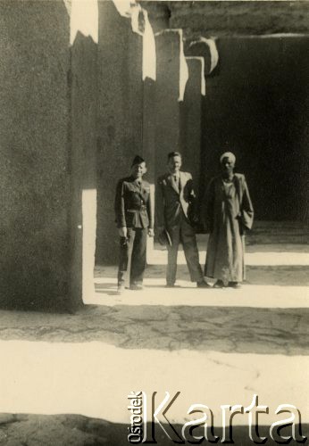 1944, Giza, Egipt.
2 Korpus Polski. Żołnierze z przewodnikiem między ruinami świątynii grobowej Chefrena w pobliżu rzeźby Sfinksa.
Fot. NN, zbiory Ośrodka KARTA, Pogotowie Archiwalne [PA_033], udostępnił Piotr Balcer Piotr Balcer.