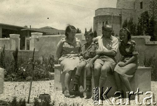 1944, Jerozolima, Palestyna.
2 Korpus Polski. Na zdjęciu kapitan Wacław Haas z żoną i dziećmi — harcerzami; 
w tle budynki nowego Domu Polskiego. 
Fot. NN, zbiory Ośrodka KARTA, Pogotowie Archiwalne [PA_033], udostępnił Piotr Balcer