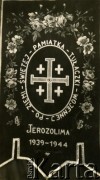 1944, Palestyna.
2 Korpus Polski. Zdjęcie-cegiełka sztandaru żołnierzy Wojska Polskiego, fudusze zbierano na ufundowanie pamiątkowych chorągwi dla parafii w Otyni. 
Fot. NN, zbiory Ośrodka KARTA, Pogotowie Archiwalne [PA_033], udostępnił Piotr Balcer