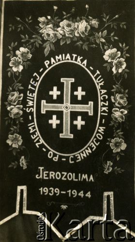 1944, Palestyna.
2 Korpus Polski. Zdjęcie-cegiełka sztandaru żołnierzy Wojska Polskiego, fudusze zbierano na ufundowanie pamiątkowych chorągwi dla parafii w Otyni. 
Fot. NN, zbiory Ośrodka KARTA, Pogotowie Archiwalne [PA_033], udostępnił Piotr Balcer