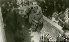 07.04.1944, Jerozolima, Palestyna.
Żołnierze 2 Korpusu Polskiego w czasie procesji Drogi Krzyżowej. Wraz z wojskowymi w uroczystościach brali udział polskie harcerki i harcerze ze szkół junackich oraz ludność cywilna.
Fot. NN, zbiory Ośrodka KARTA, Pogotowie Archiwalne [PA_033], udostępnił Piotr Balcer