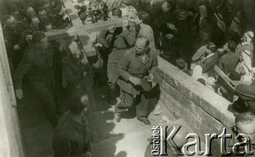 07.04.1944, Jerozolima, Palestyna.
Żołnierze 2 Korpusu Polskiego w czasie procesji Drogi Krzyżowej. Wraz z wojskowymi w uroczystościach brali udział polskie harcerki i harcerze ze szkół junackich oraz ludność cywilna.
Fot. NN, zbiory Ośrodka KARTA, Pogotowie Archiwalne [PA_033], udostępnił Piotr Balcer