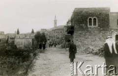 1944, Ain-Karem, Palestyna.
2 Korpus Polski. Kapitan Jan Adamus na drodze do Kościoła Św. Jana.
Fot. NN, zbiory Ośrodka KARTA, Pogotowie Archiwalne [PA_033], udostępnił Piotr Balcer