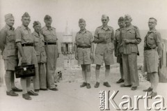 Październik 1943, Jaffa, Palestyna.
2 Korpus Polski. Grupa oficerów zamieszkała w Casanova. Od prawej kapitan Jan Adamus? major Michel?, obok podpułkownik Adam Lipiński.
Fot. NN, zbiory Ośrodka KARTA, Pogotowie Archiwalne [PA_033], udostępnił Piotr Balcer