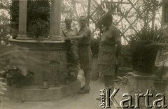 03.10.1943, Jaffa, Palestyna.
2 Korpus Polski. Przy studni generał Romuald Wolikowski i kapitan Jan Adamus?, obok major Michel?.
Fot. NN, zbiory Ośrodka KARTA, Pogotowie Archiwalne [PA_033], udostępnił Piotr Balcer