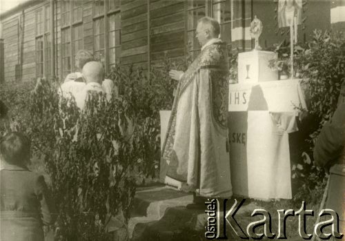 27.05.1948, Penrhos, Anglia, Wielka Brytania..
Uroczystości Bożego Ciała na terenie osiedla polskiego. Nabożeństwo celebrował ksiądz Jan Brandys i prałat Karkowski, przy asyście kapłana angielskiego.
Fot. NN, zbiory Ośrodka KARTA, Pogotowie Archiwalne [PA_033], udostępnił Piotr Balcer