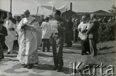 27.05.1948, Penrhos, Anglia, Wielka Brytania..
Procesja Bożego Ciała na terenie osiedla polskiego. Uroczystościom przewodniczył ksiądz dziekan Jan Brandys wraz z prałatem Karkowskim.
Fot. NN, zbiory Ośrodka KARTA, Pogotowie Archiwalne [PA_033], udostępnił Piotr Balcer