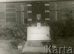 27.05.1948, Penrhos, Anglia, Wielka Brytania..
Uroczystości Bożego Ciała na terenie osiedla polskiego. Podpis pod ołtarzem: 