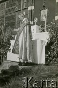27.05.1948, Penrhos, Anglia, Wielka Brytania..
Uroczystości Bożego Ciała na terenie polskiego osiedla. Uroczystość celebruje ksiądz Jan Brandys.
Fot. NN, zbiory Ośrodka KARTA, Pogotowie Archiwalne [PA_033], udostępnił Piotr Balcer
