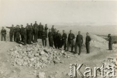 24.12.1943, Jerycho, Palestyna.
Żołnierze 2 Korpusu Polskiego wśród ruin.
Fot. NN, zbiory Ośrodka KARTA, Pogotowie Archiwalne [PA_033], udostępnił Piotr Balcer